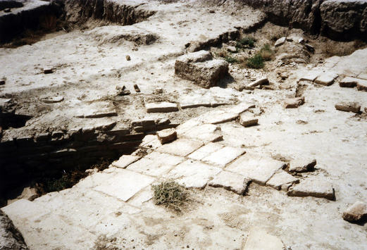 Vorschaubild Mari (Syrien), Plattenbelag und Wasserleitung